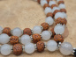 Preview: Handgefertigte Rudraksha & Quartz Mala aus Nepal mit feinen Metall-Spacern und schwarzer Quaste.